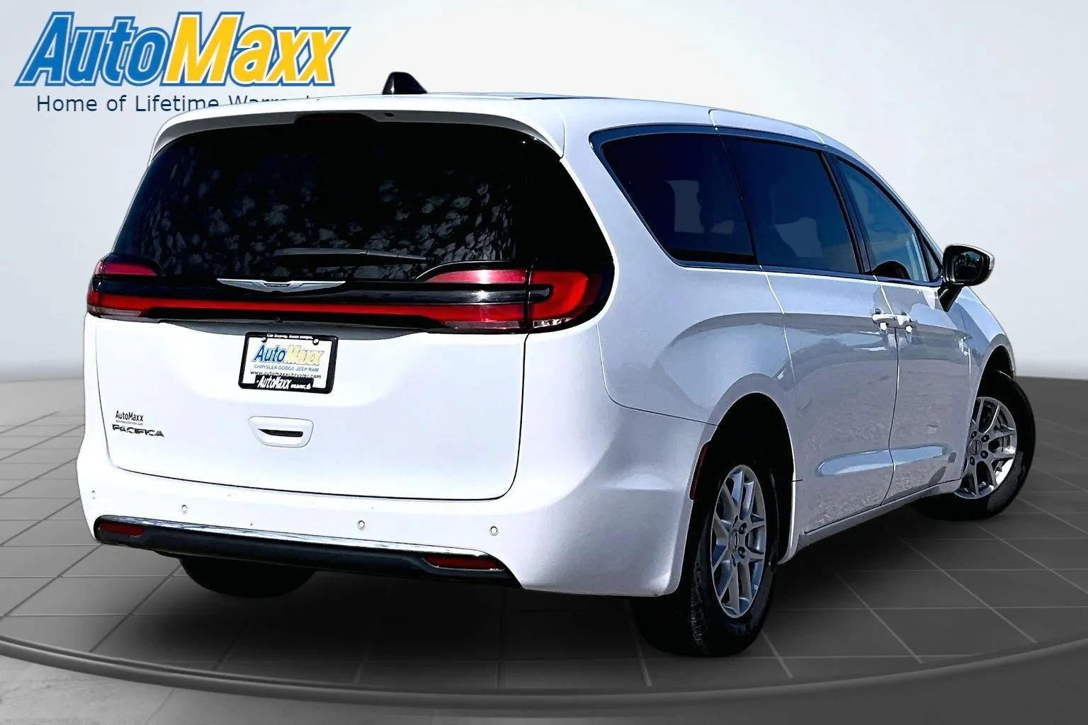 Used 2023 Chrysler Pacifica Touring-L FWD image 6