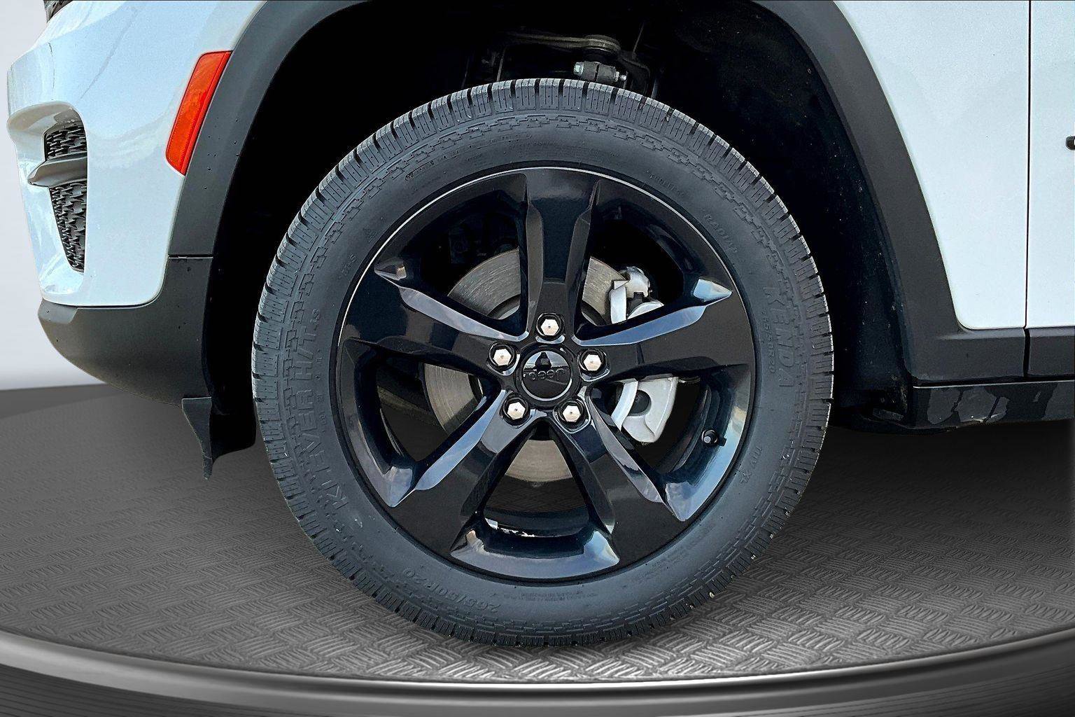 Used 2023 Jeep Grand Cherokee Altitude image 9