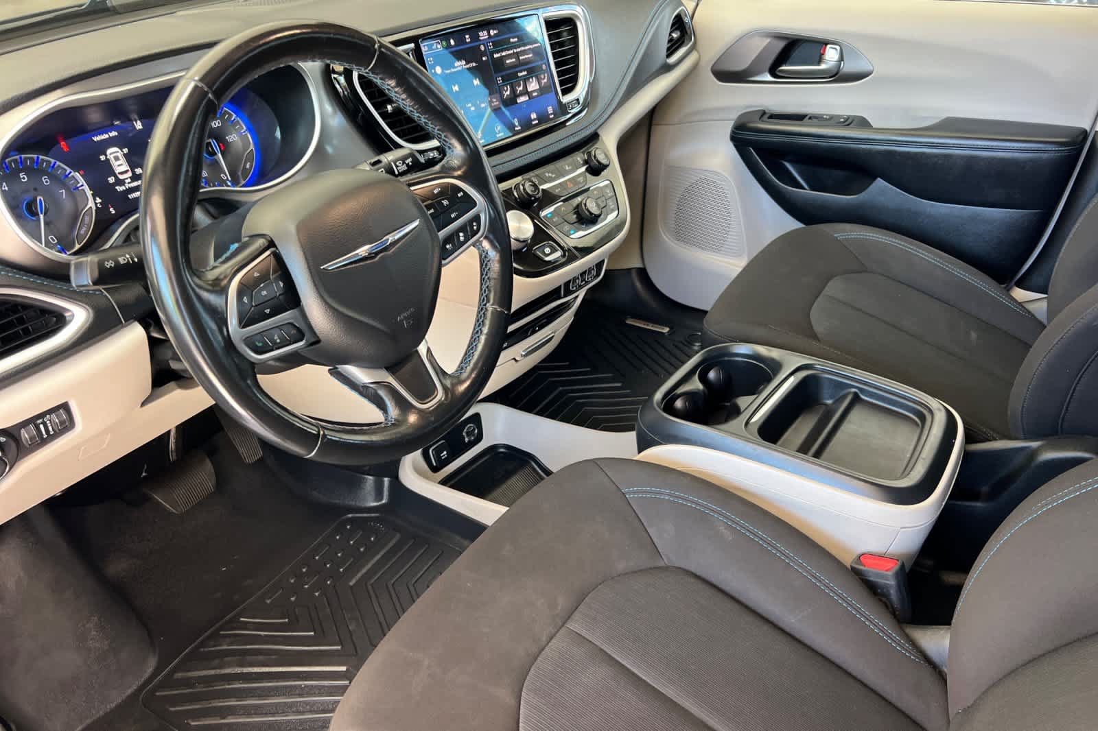 Used 2021 Chrysler Pacifica Touring w/ Uconnect Theater Family Group FWD image 11