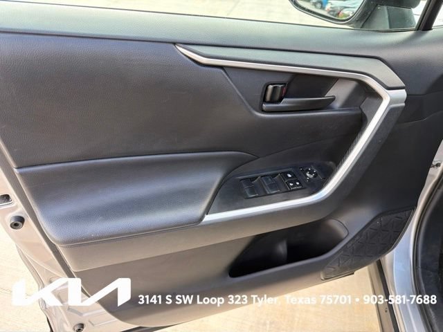 Used 2019 Toyota RAV4 LE FWD image 13