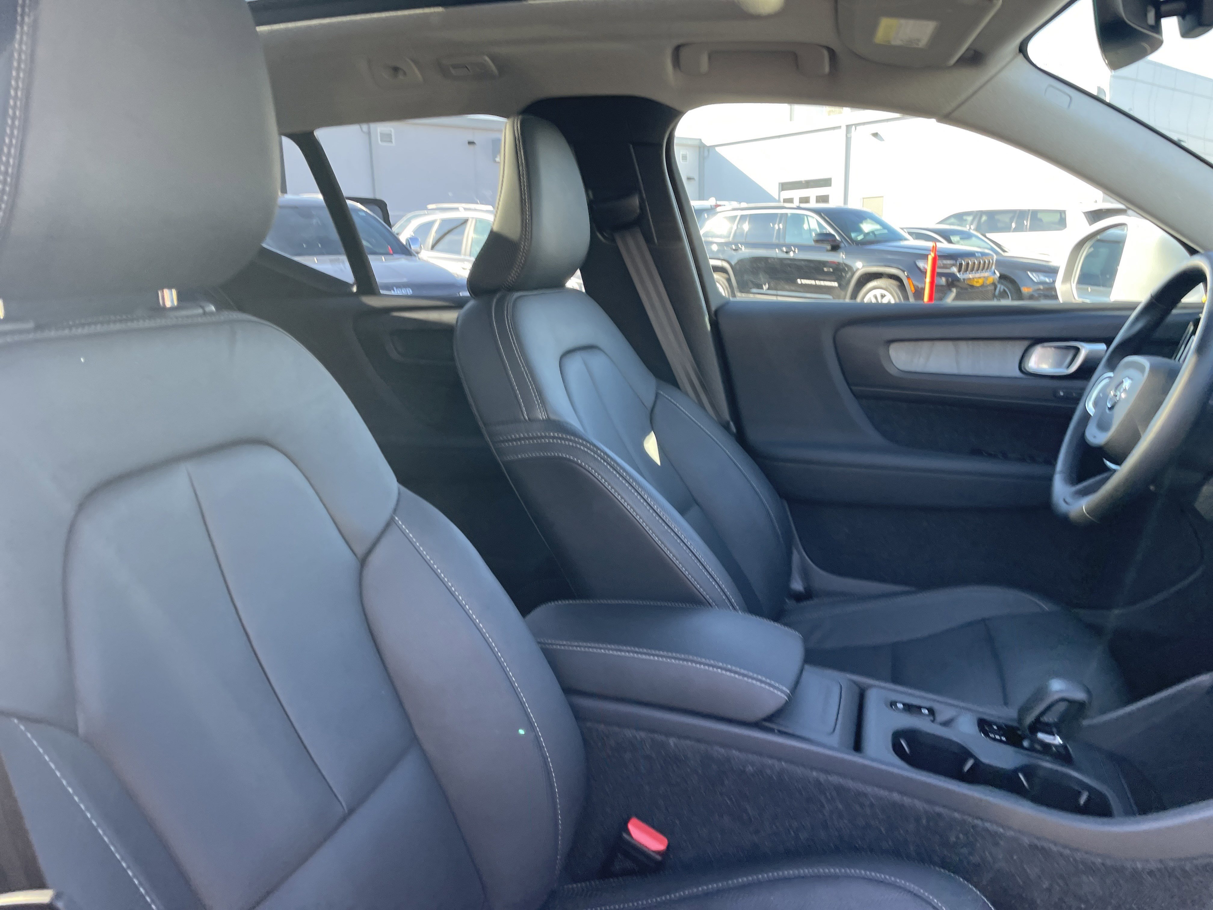 Used 2025 Volvo XC40 B5 Core image 15