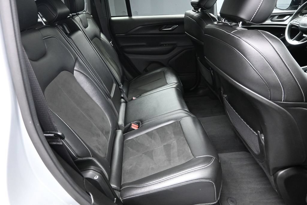 Used 2024 Jeep Grand Cherokee Altitude RWD image 33