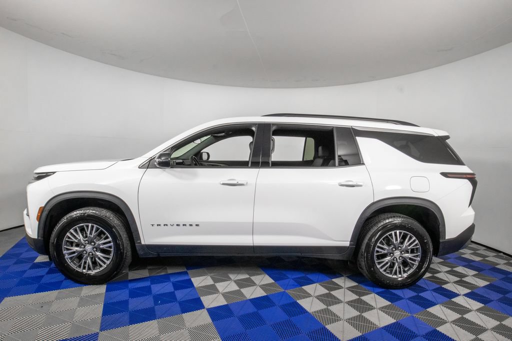 Used 2025 Chevrolet Traverse LT FWD image 9