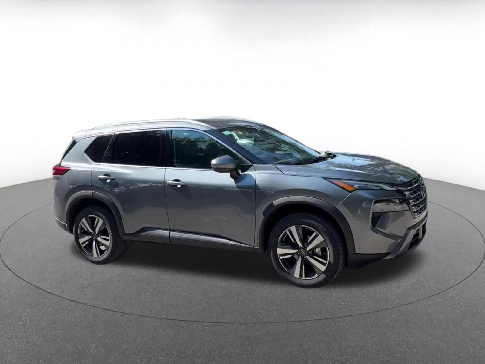 Used 2026 Nissan Rogue SL FWD image 2