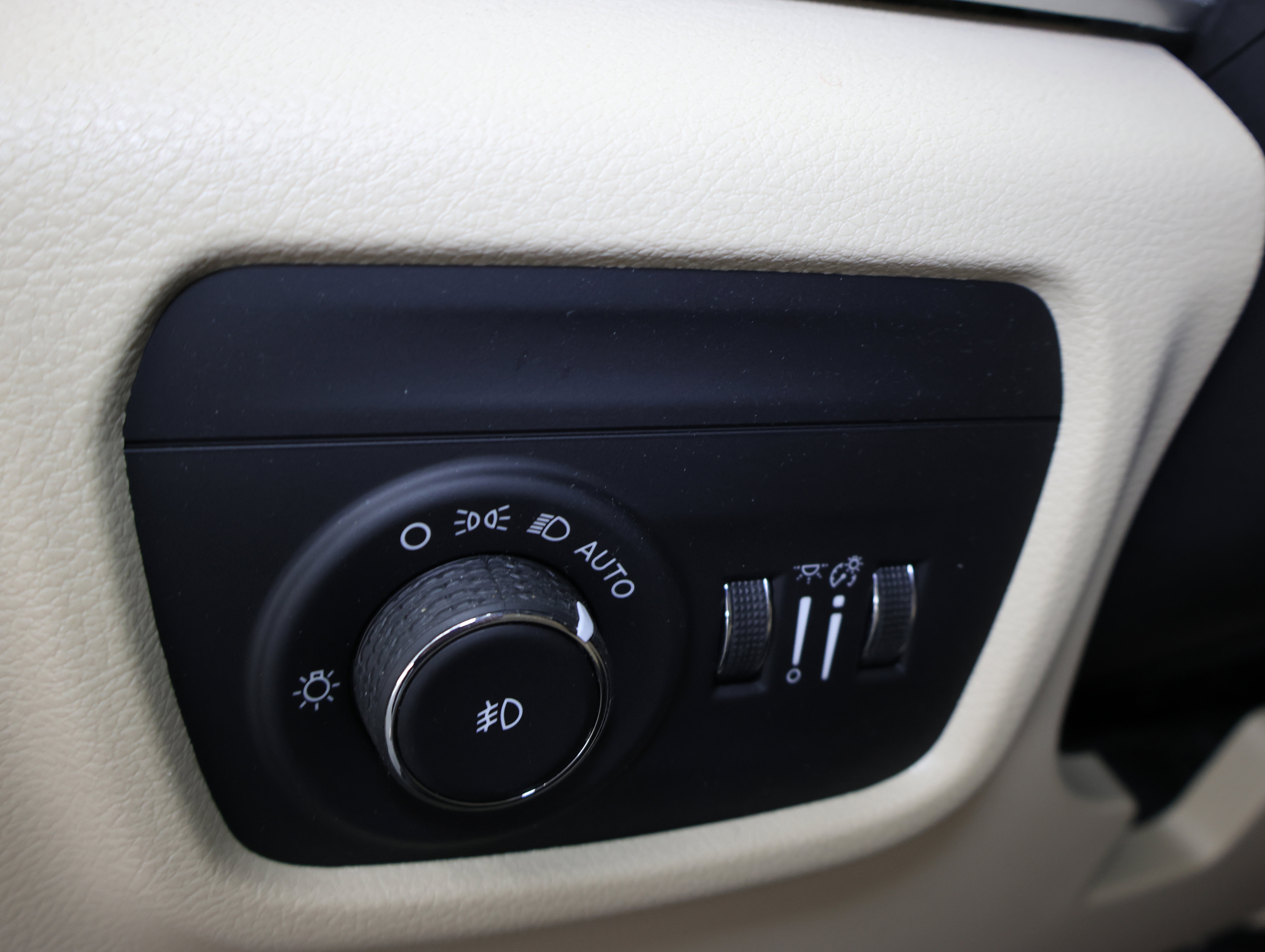 Used 2023 Jeep Grand Cherokee Limited image 41