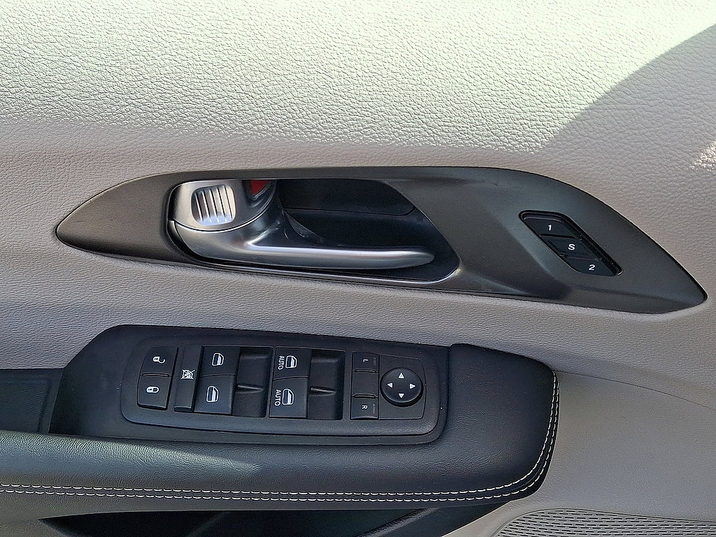Used 2024 Chrysler Pacifica Touring-L FWD image 39