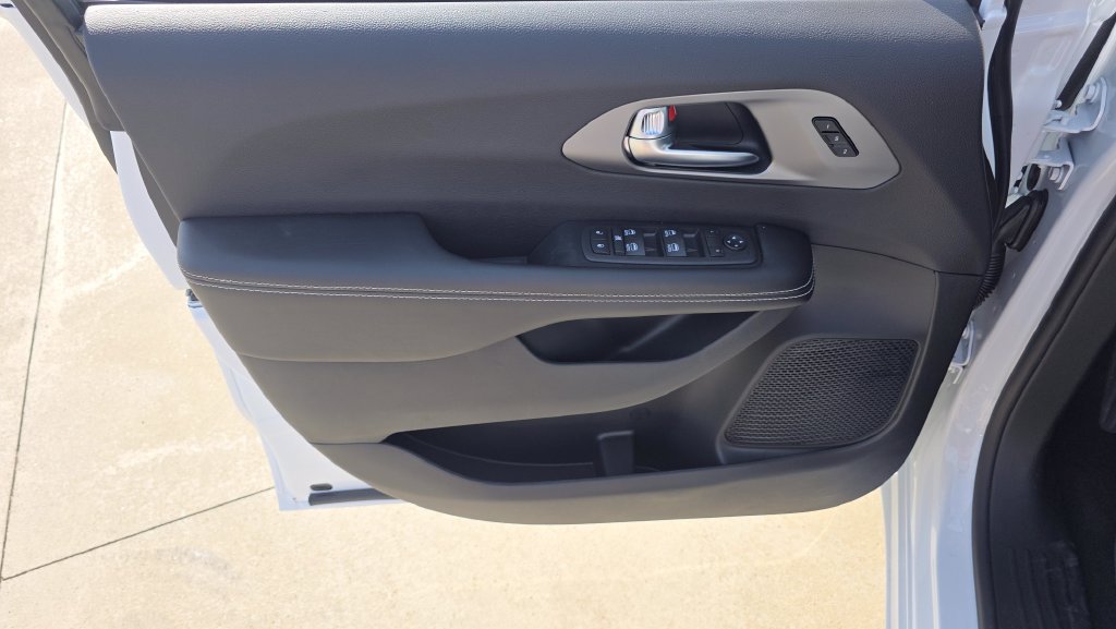 New 2027 Chrysler Pacifica Select FWD image 24