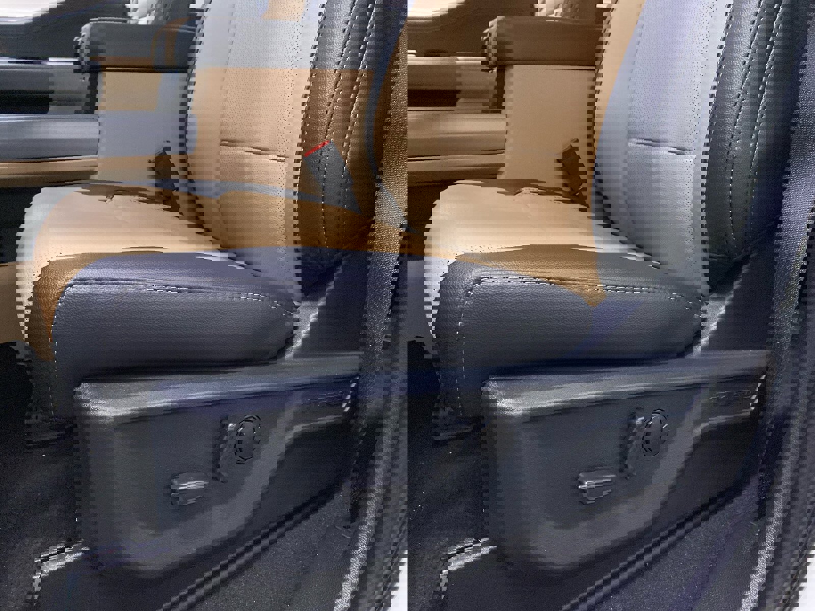 New 2026 Ford F350 Lariat w/ Black Appearance Package image 24