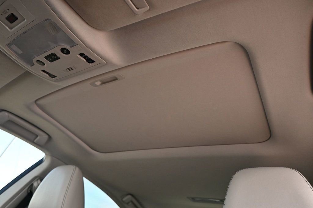 Used 2015 Lexus ES 300h 4dr Sedan Hybrid w/ Navigation System Package image 18