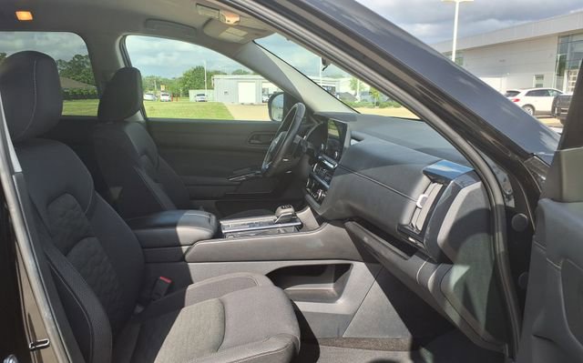 Used 2025 Nissan Pathfinder SV FWD image 18