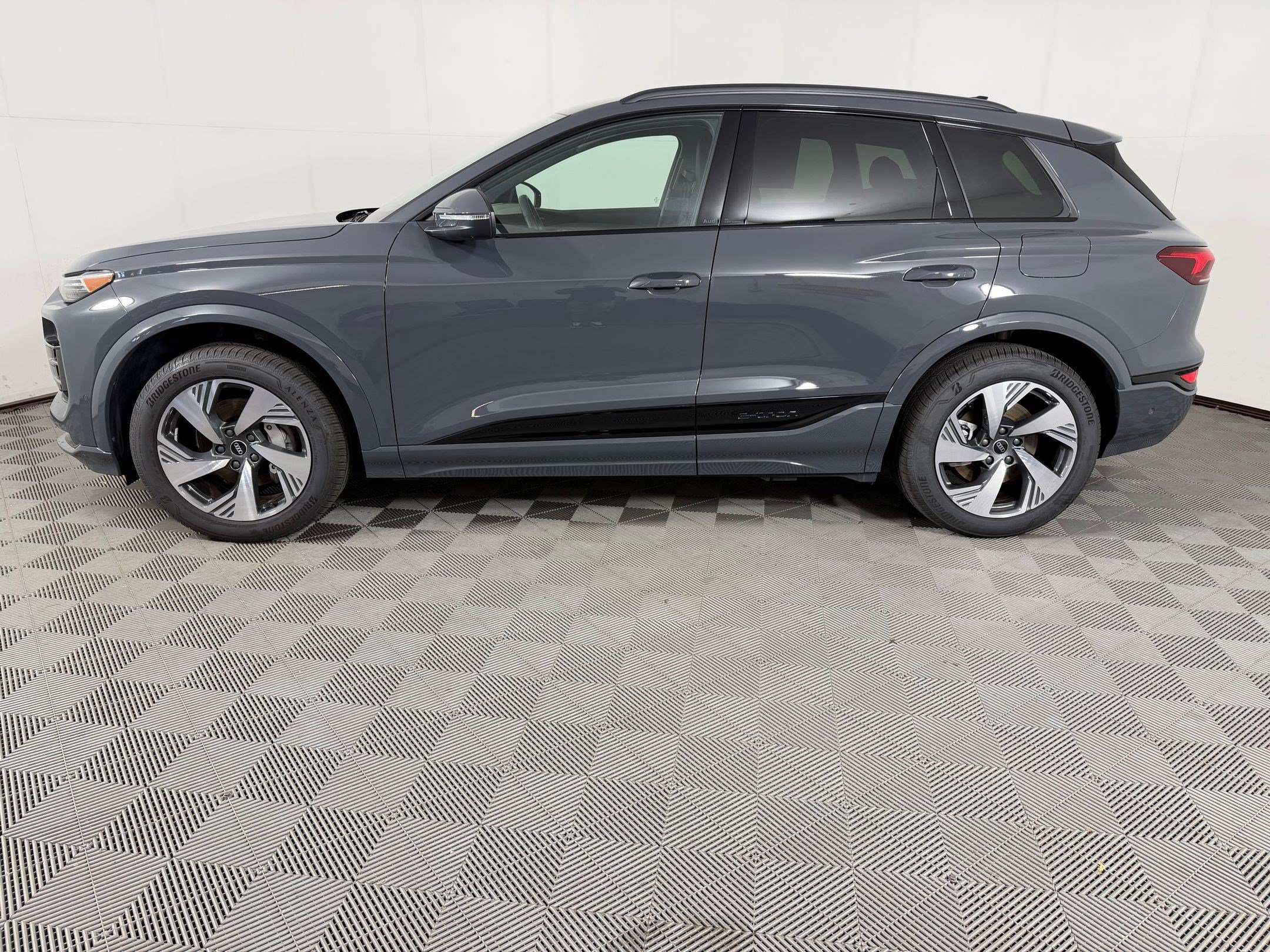 Certified 2025 Audi Q6 e-tron Premium Plus w/ Premium Plus AWD/4WD image 2