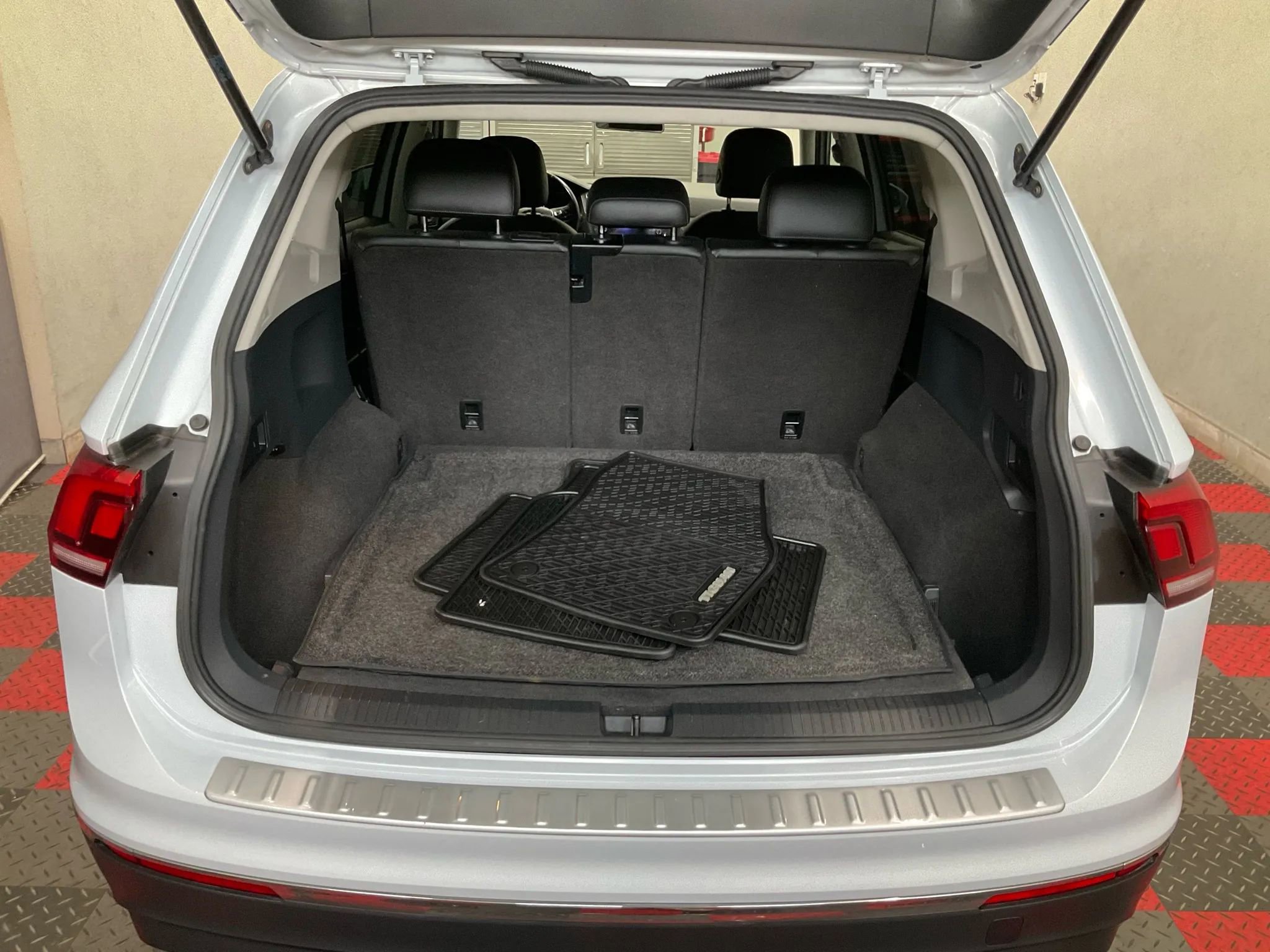 Used 2018 Volkswagen Tiguan SE w/ Panoramic Sunroof Package image 10