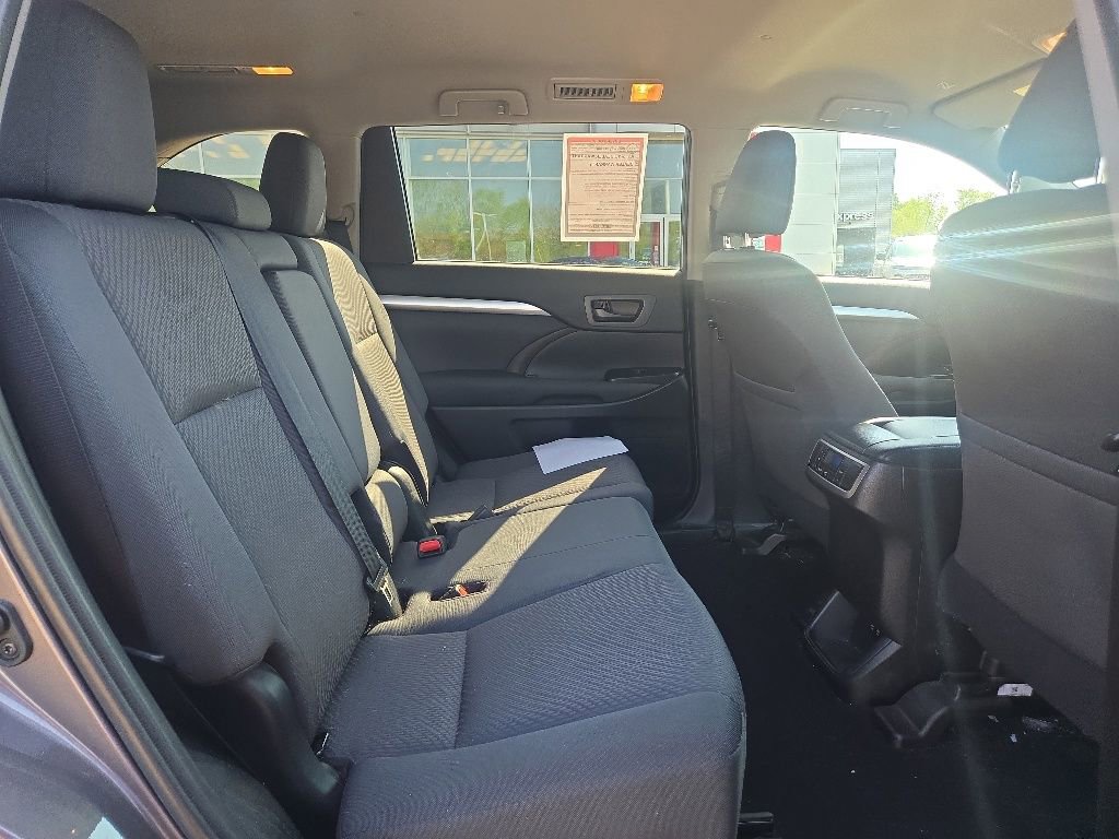 Used 2019 Toyota Highlander LE AWD/4WD image 22