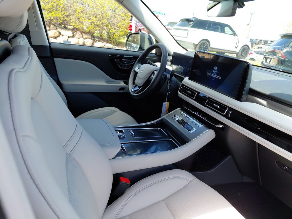 New 2026 Lincoln Aviator AWD w/ Jet Appearance Package image 37