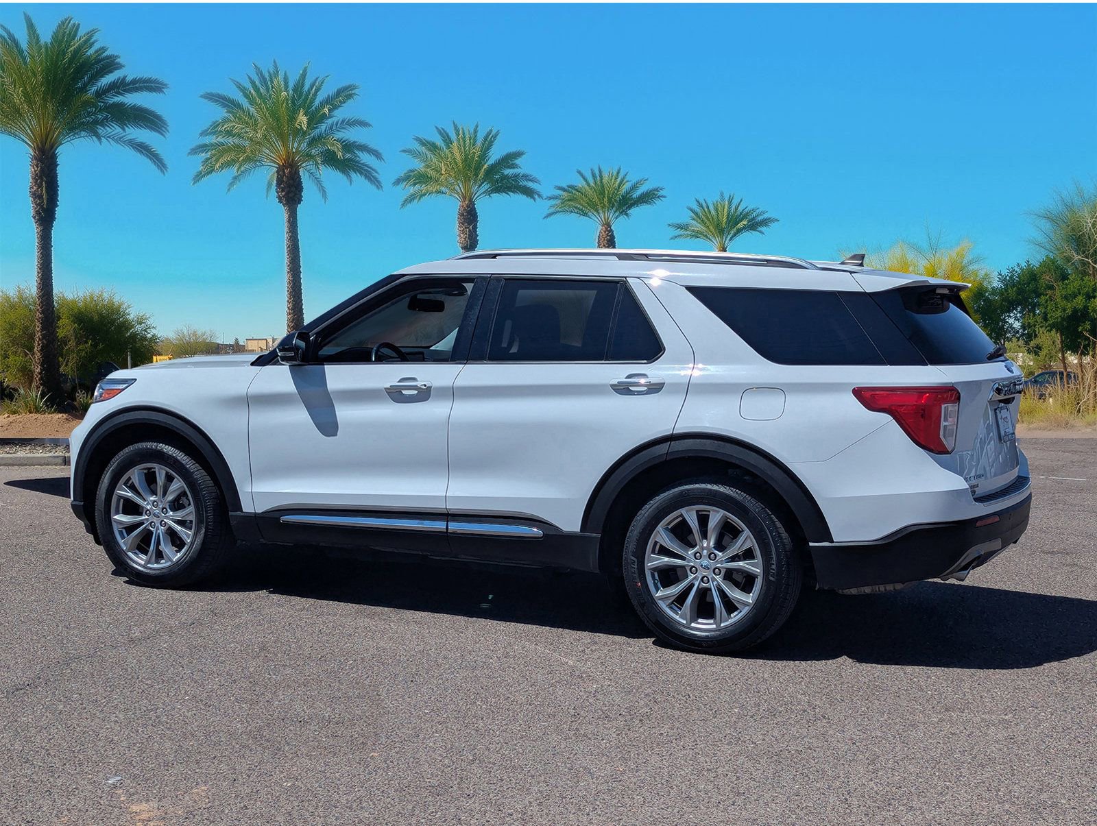 Used 2021 Ford Explorer Limited w/ Equipment Group 301A AWD/4WD image 3
