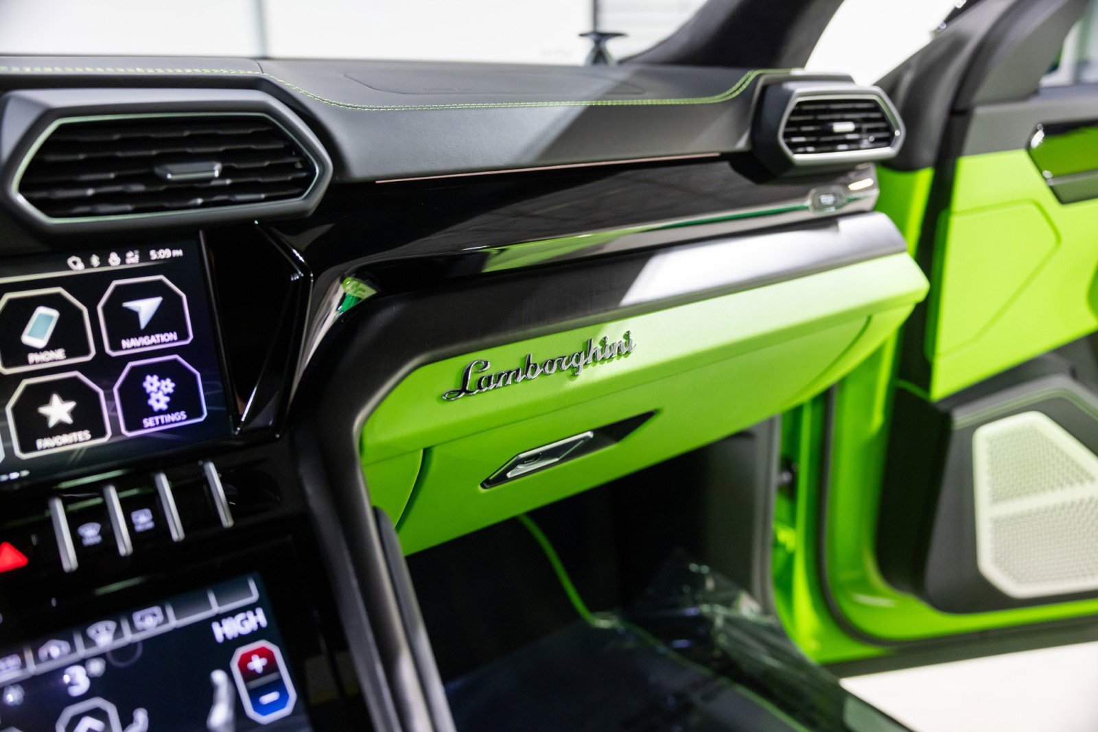 Used 2022 Lamborghini Urus image 48