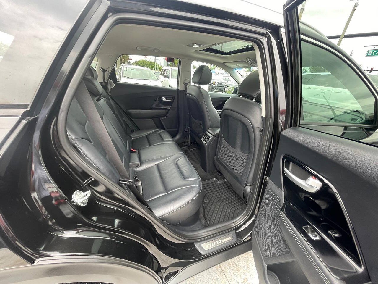 Used 2017 Kia Niro Touring FWD image 6