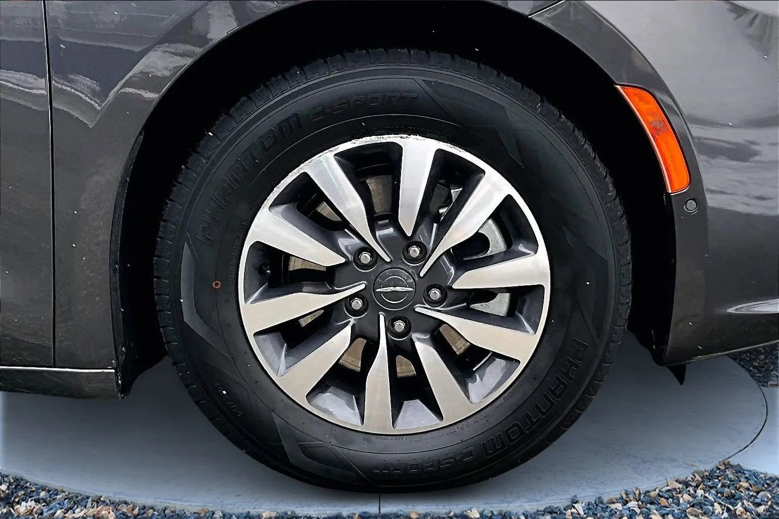 Used 2021 Chrysler Pacifica Touring-L image 9