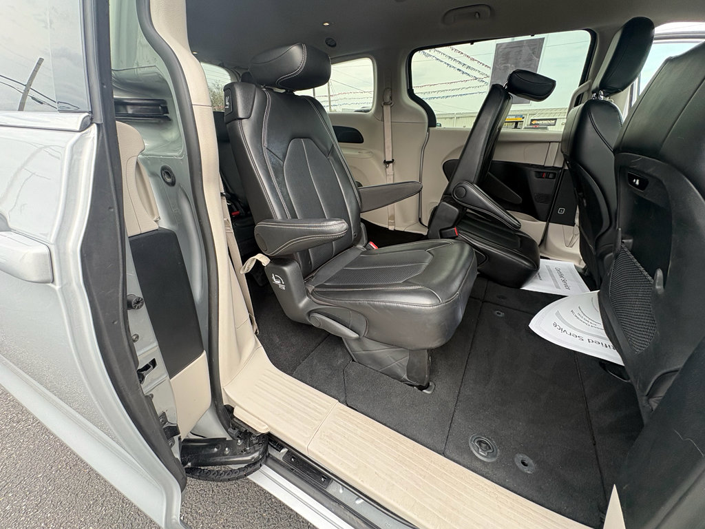 Used 2024 Chrysler Pacifica Touring-L image 29