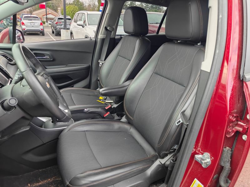 Used 2022 Chevrolet Trax LT w/ LT Convenience Package image 10