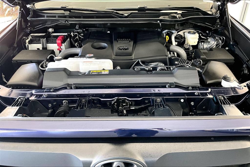 Used 2025 Toyota Tundra Limited AWD/4WD image 31