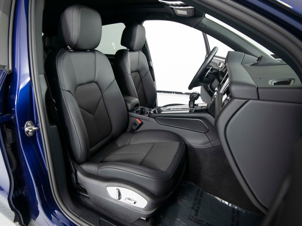 Certified 2025 Porsche Macan image 32