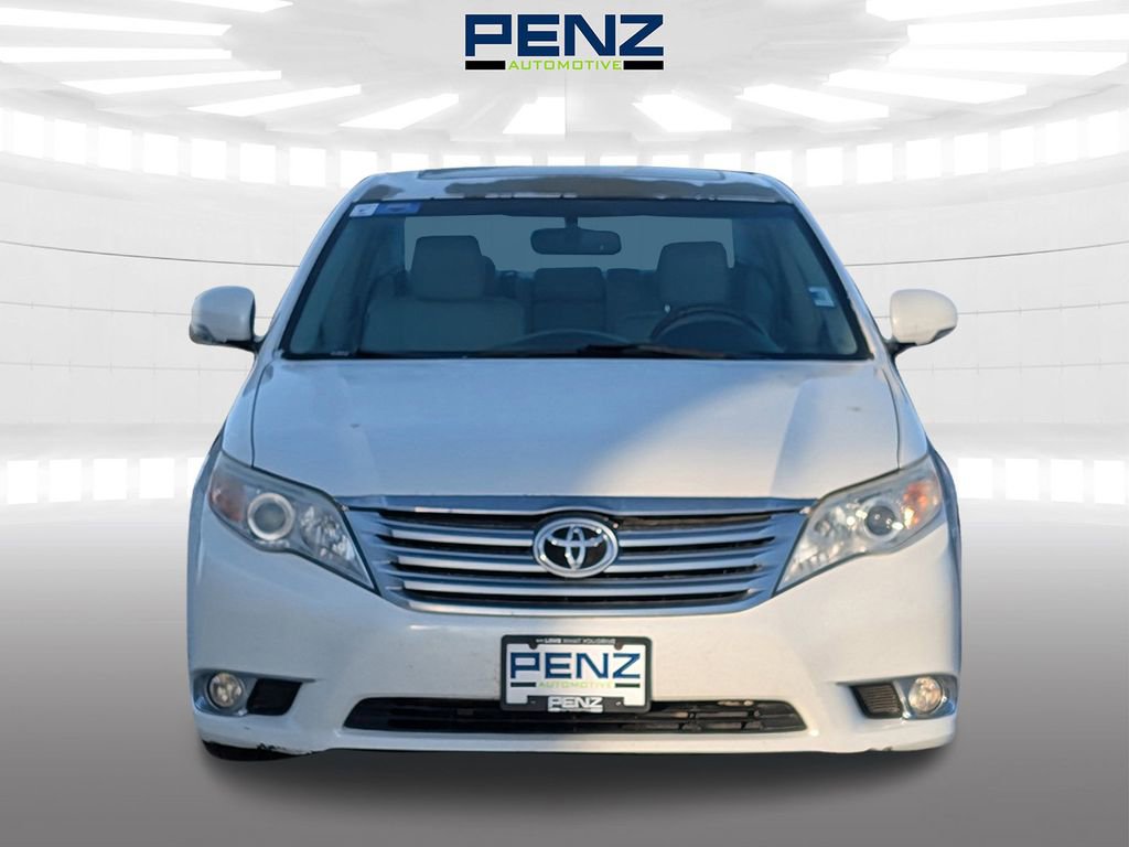 Used 2011 Toyota Avalon Limited image 2