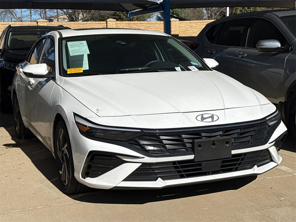 Used 2025 Hyundai Elantra Limited image 3