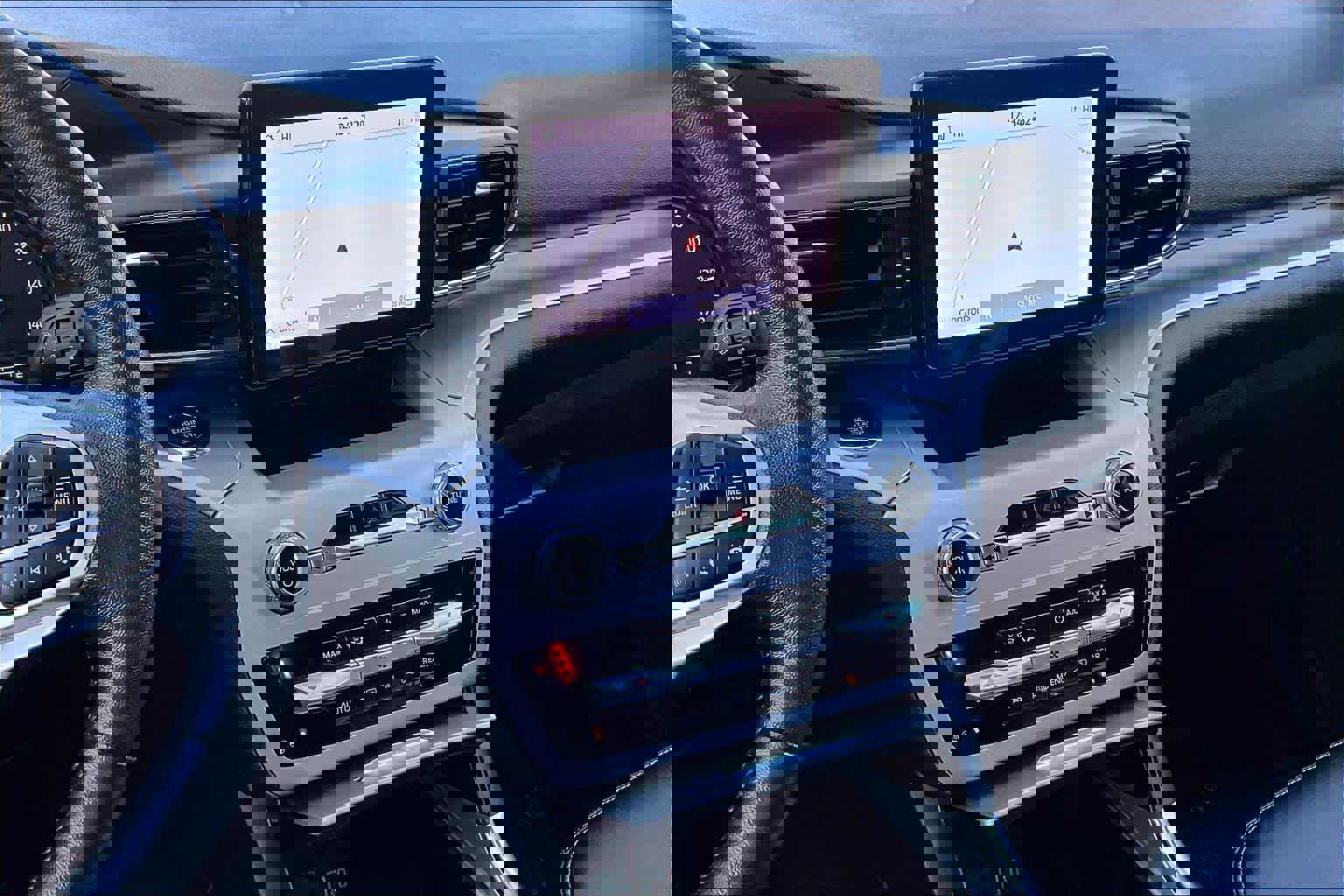 Used 2022 Ford Explorer XLT w/ Equipment Group 202A image 7