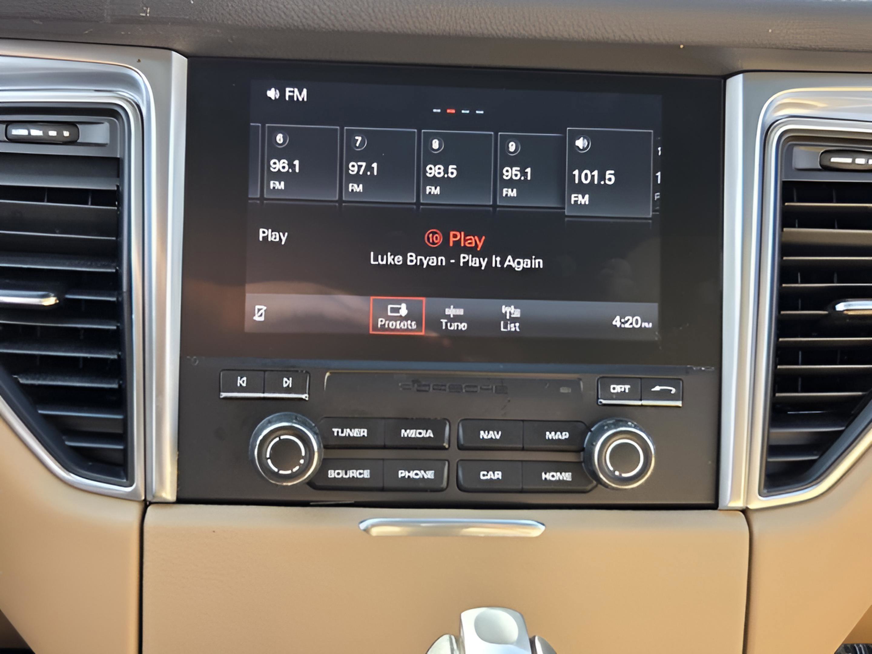 Used 2018 Porsche Macan Base image 19