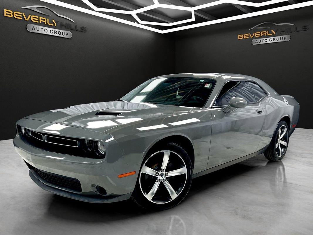 Used 2019 Dodge Challenger SXT image 1