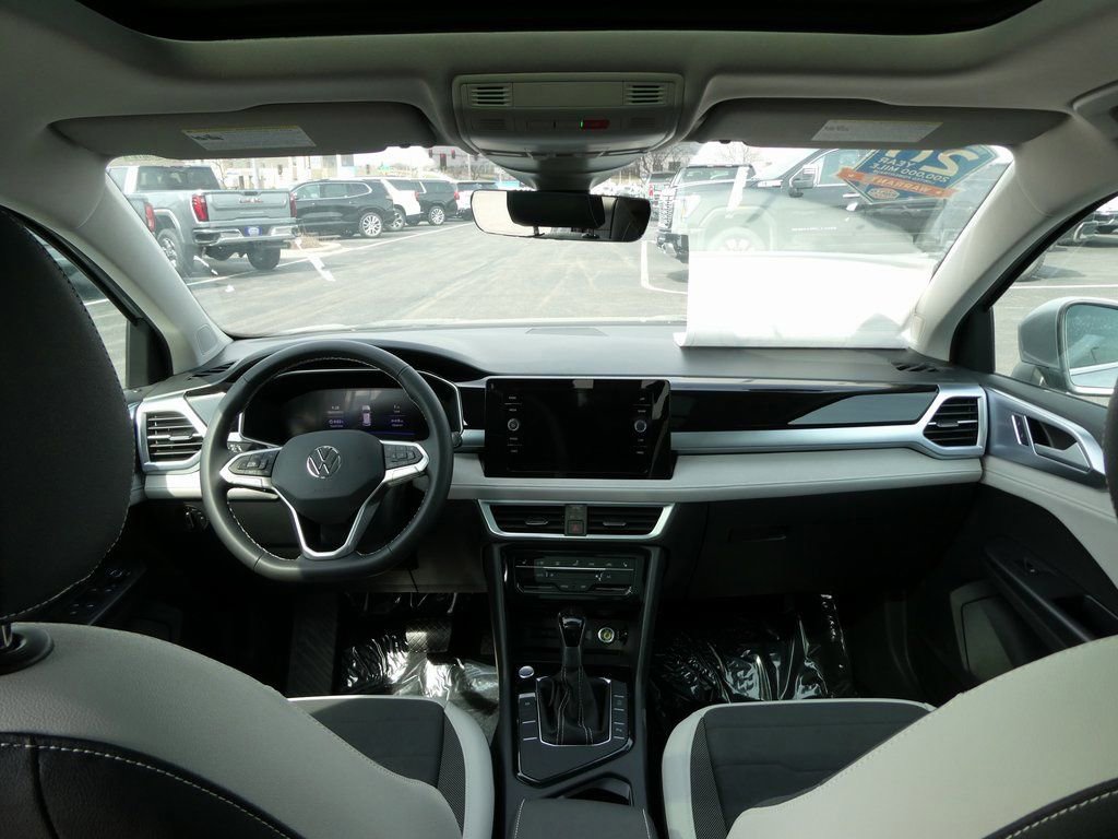 Certified 2025 Volkswagen Taos SE image 34