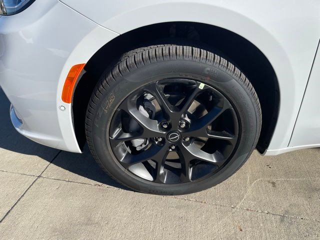 New 2026 Chrysler Pacifica Limited w/ Uconnect Theater Family Group image 9
