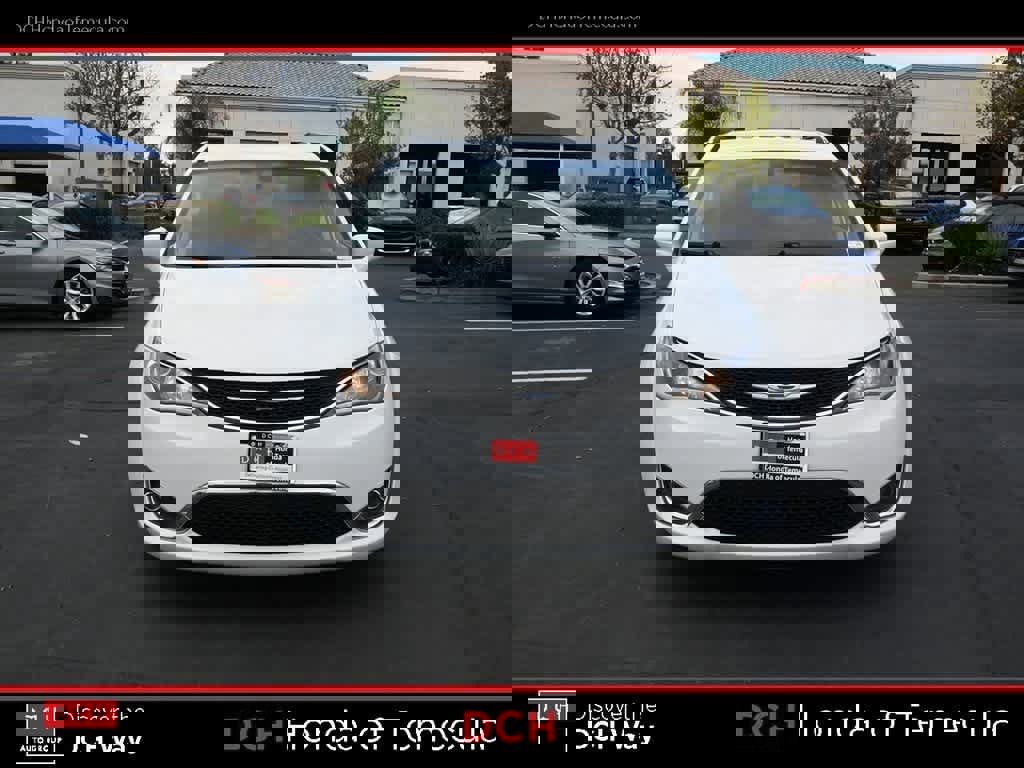 Used 2018 Chrysler Pacifica Touring-L image 2