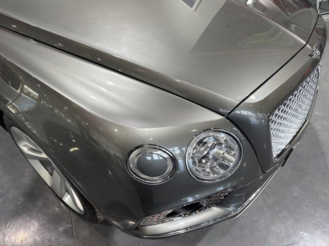 Used 2017 Bentley Bentayga image 21