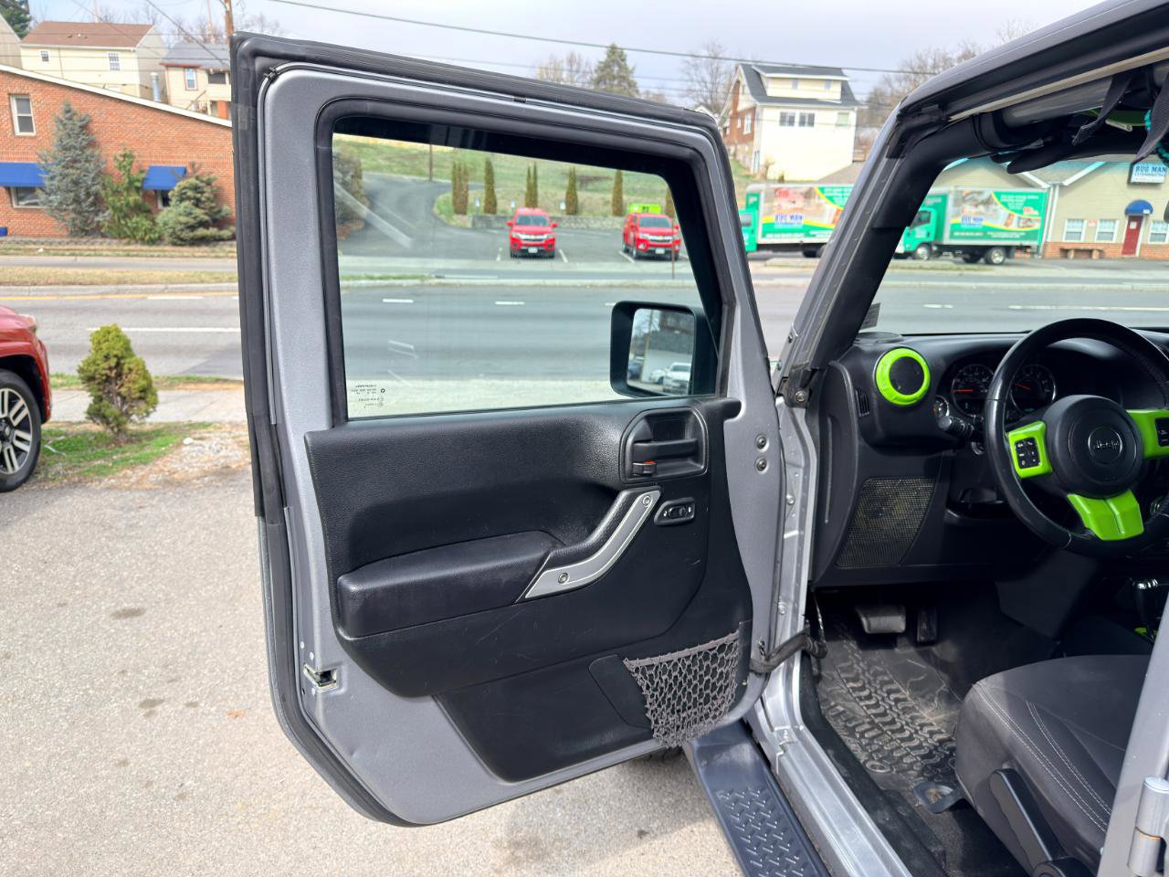 Used 2018 Jeep Wrangler Unlimited Sahara w/ Connectivity Group image 10