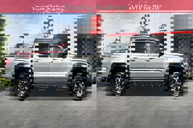 Used 2016 Toyota Tacoma TRD Off-Road w/ Premium & Technology Package image 3