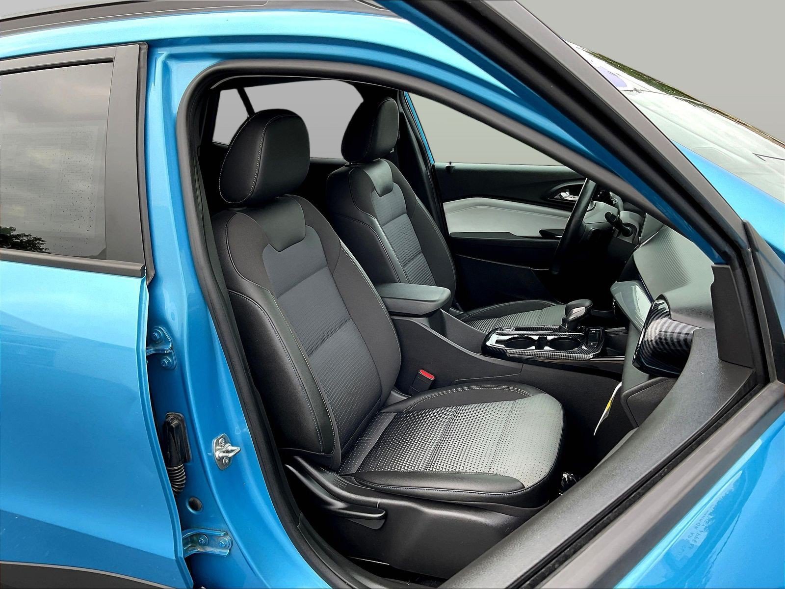 Used 2025 Chevrolet Trax LT w/ Driver Confidence Package FWD image 31