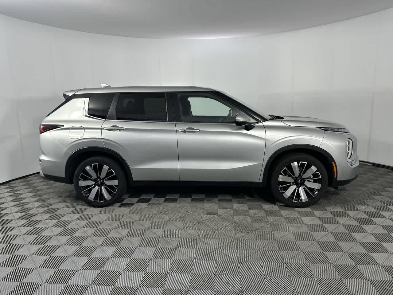 Used 2025 Mitsubishi Outlander SE FWD image 9
