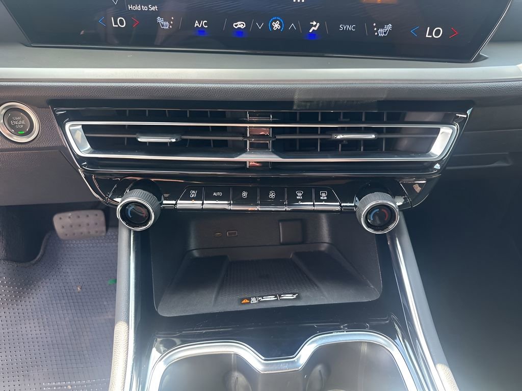 Used 2025 Chevrolet Traverse LT image 37