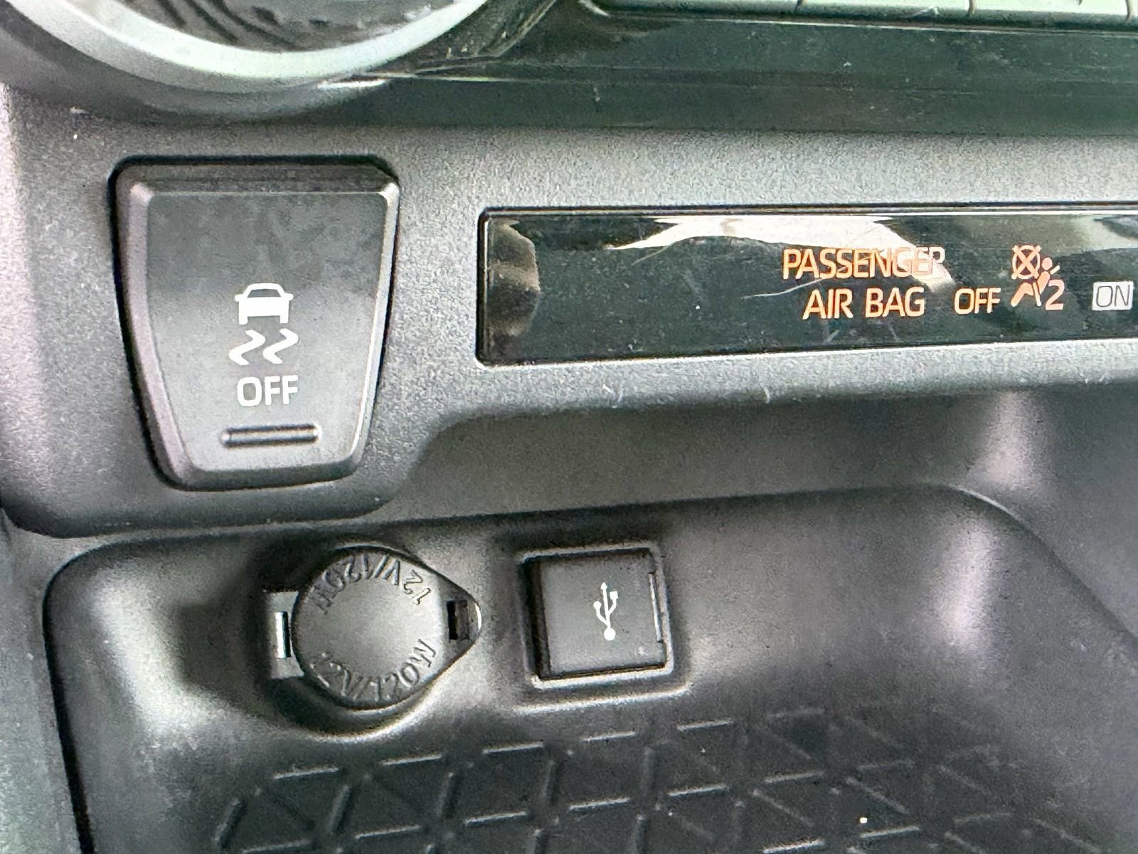 Used 2022 Toyota RAV4 LE w/ Carpet Mat Package (TMS) image 31