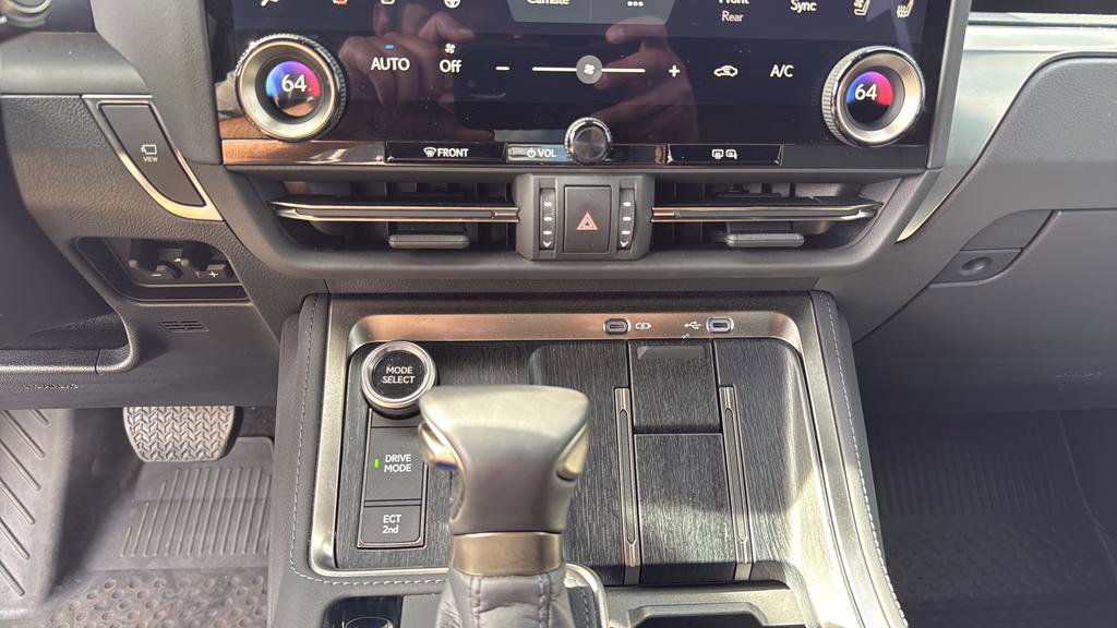 Used 2025 Lexus GX 550 w/ Accessory Package (Z1) image 32