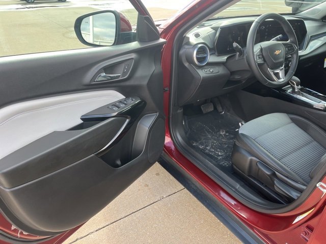 Used 2024 Chevrolet Trax LT w/ Driver Confidence Package image 9