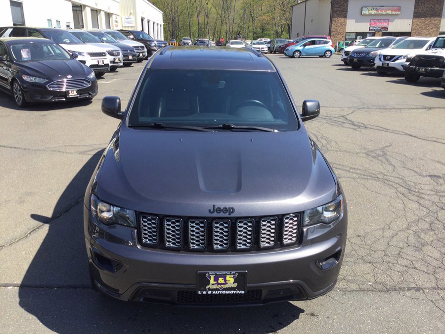 Used 2018 Jeep Grand Cherokee Altitude AWD/4WD image 5