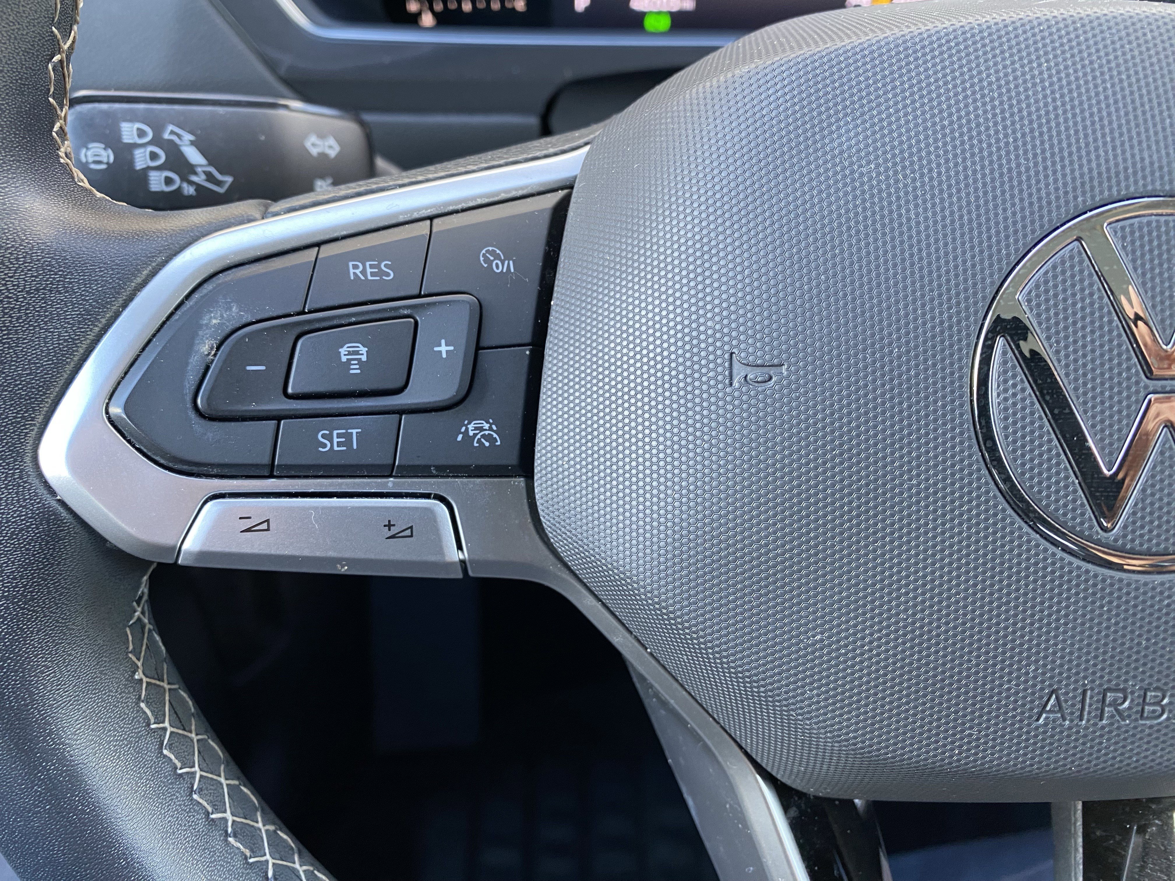 Used 2022 Volkswagen Tiguan SE w/ Panoramic Sunroof Package FWD image 6
