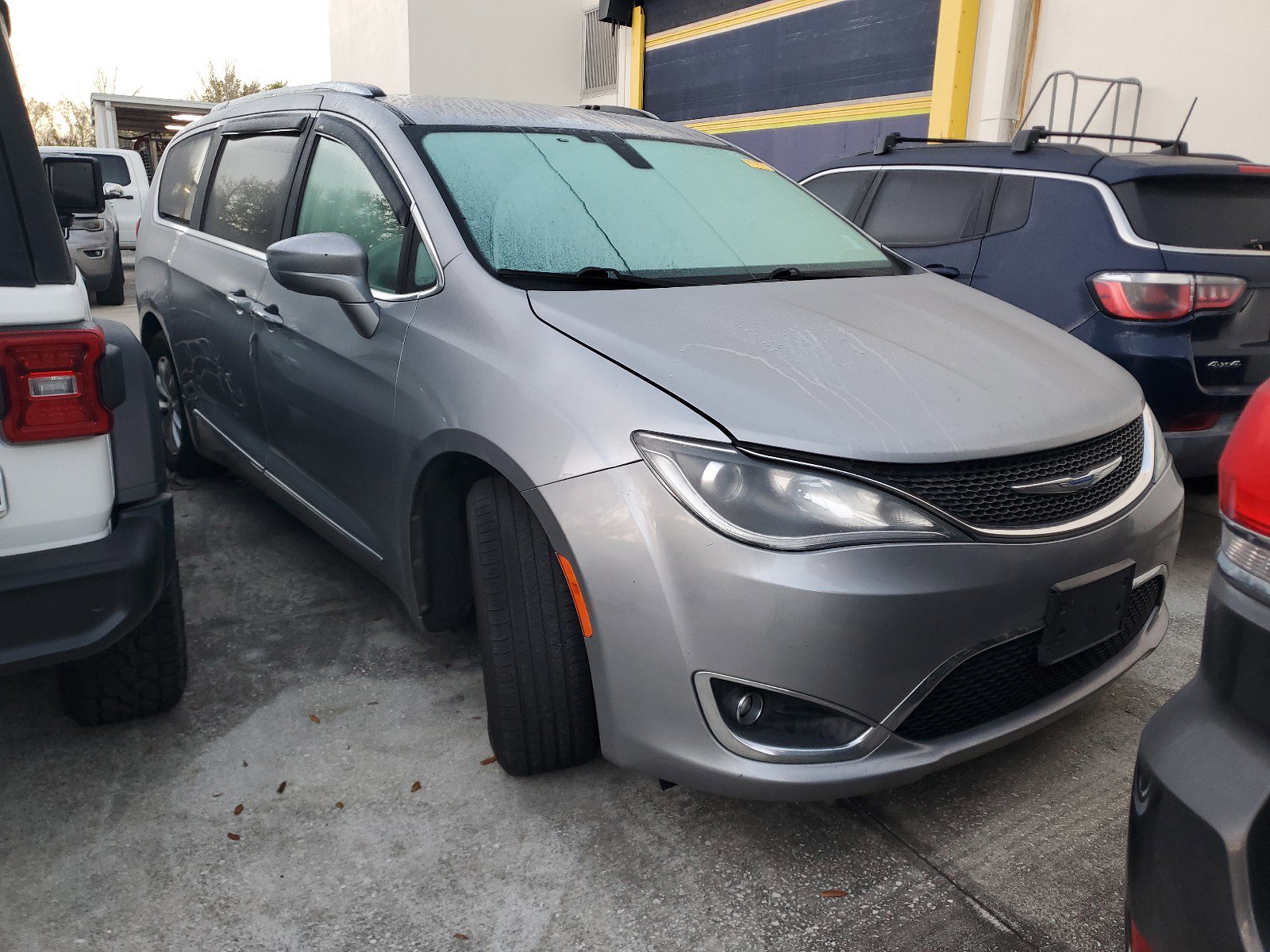 Used 2019 Chrysler Pacifica Touring-L image 2