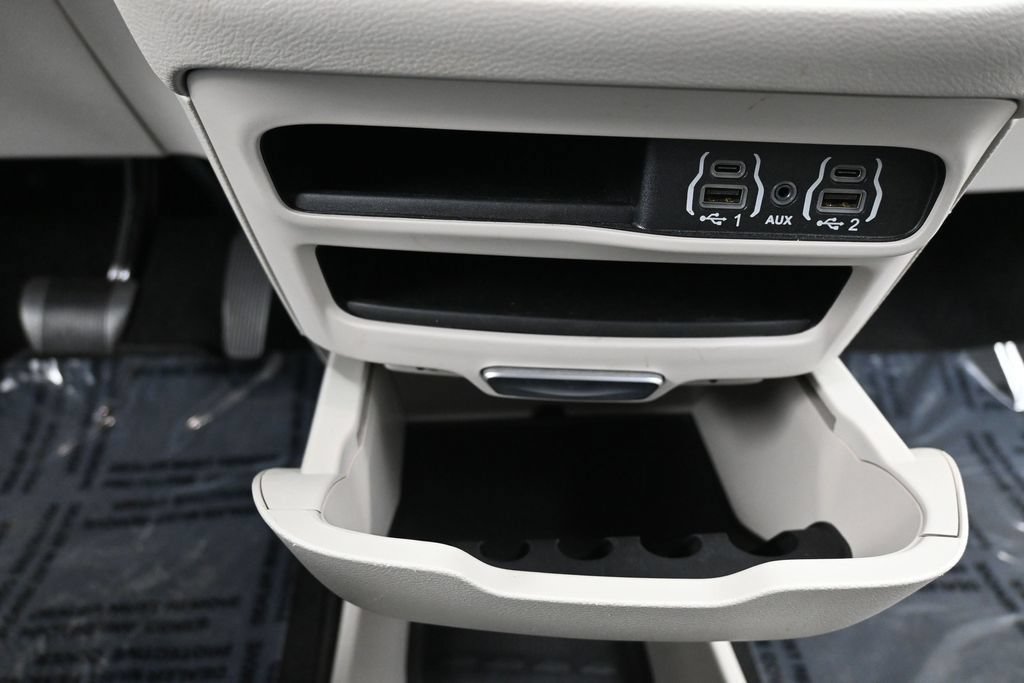 Used 2024 Chrysler Pacifica Touring-L FWD image 46