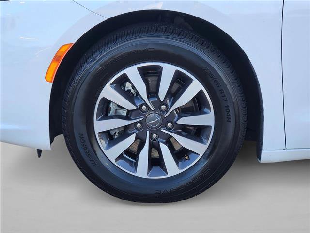 Used 2023 Chrysler Pacifica Touring-L FWD image 22