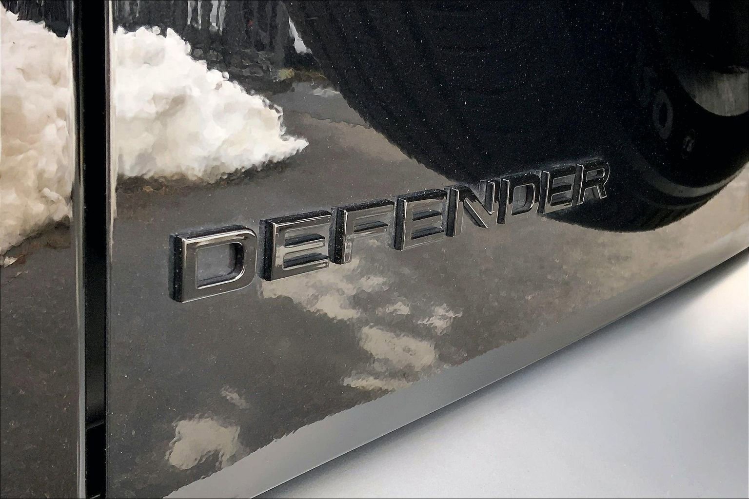 Used 2025 Land Rover Defender 110 S image 9
