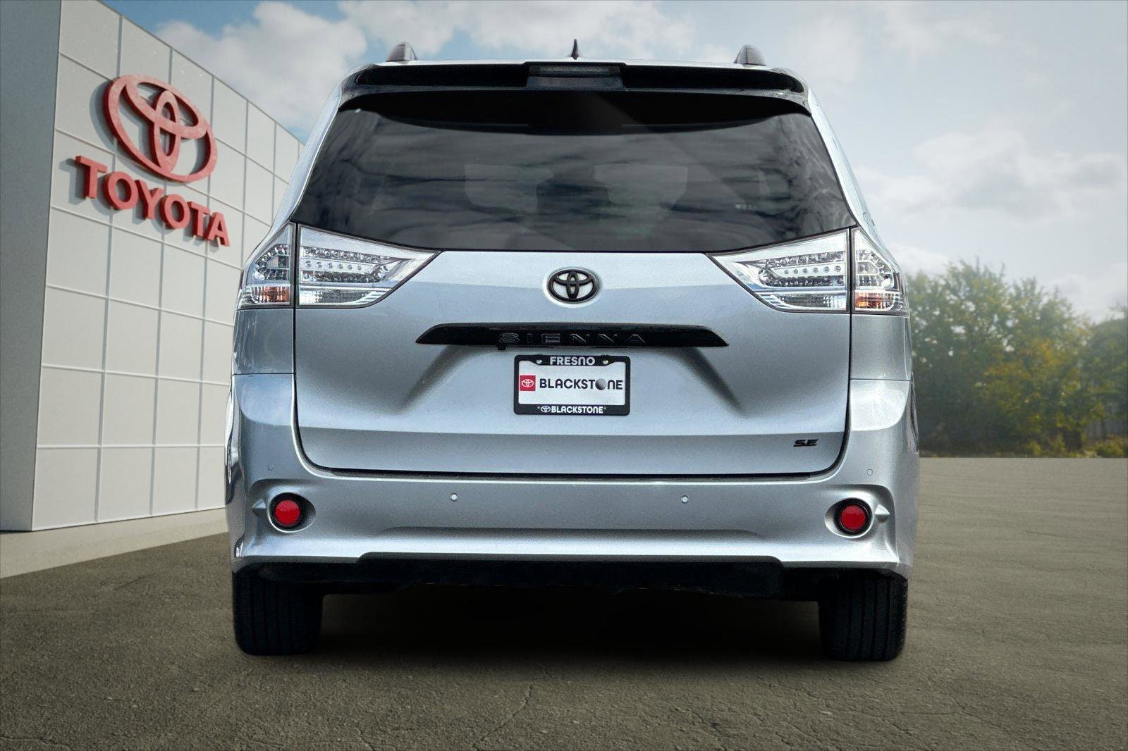 Certified 2020 Toyota Sienna SE w/ SE Preferred Package FWD image 4